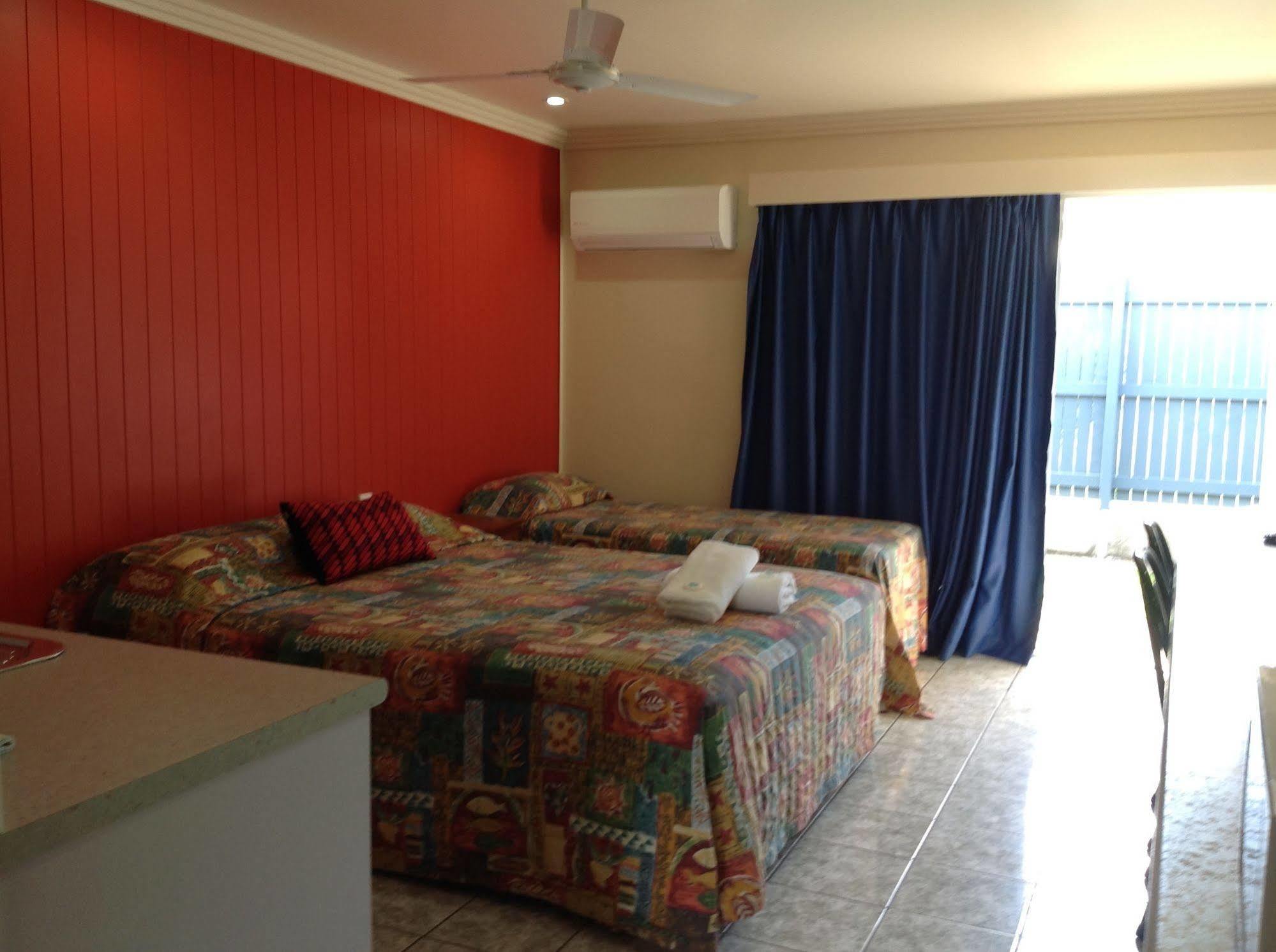 Emu Park Motel Exteriör bild